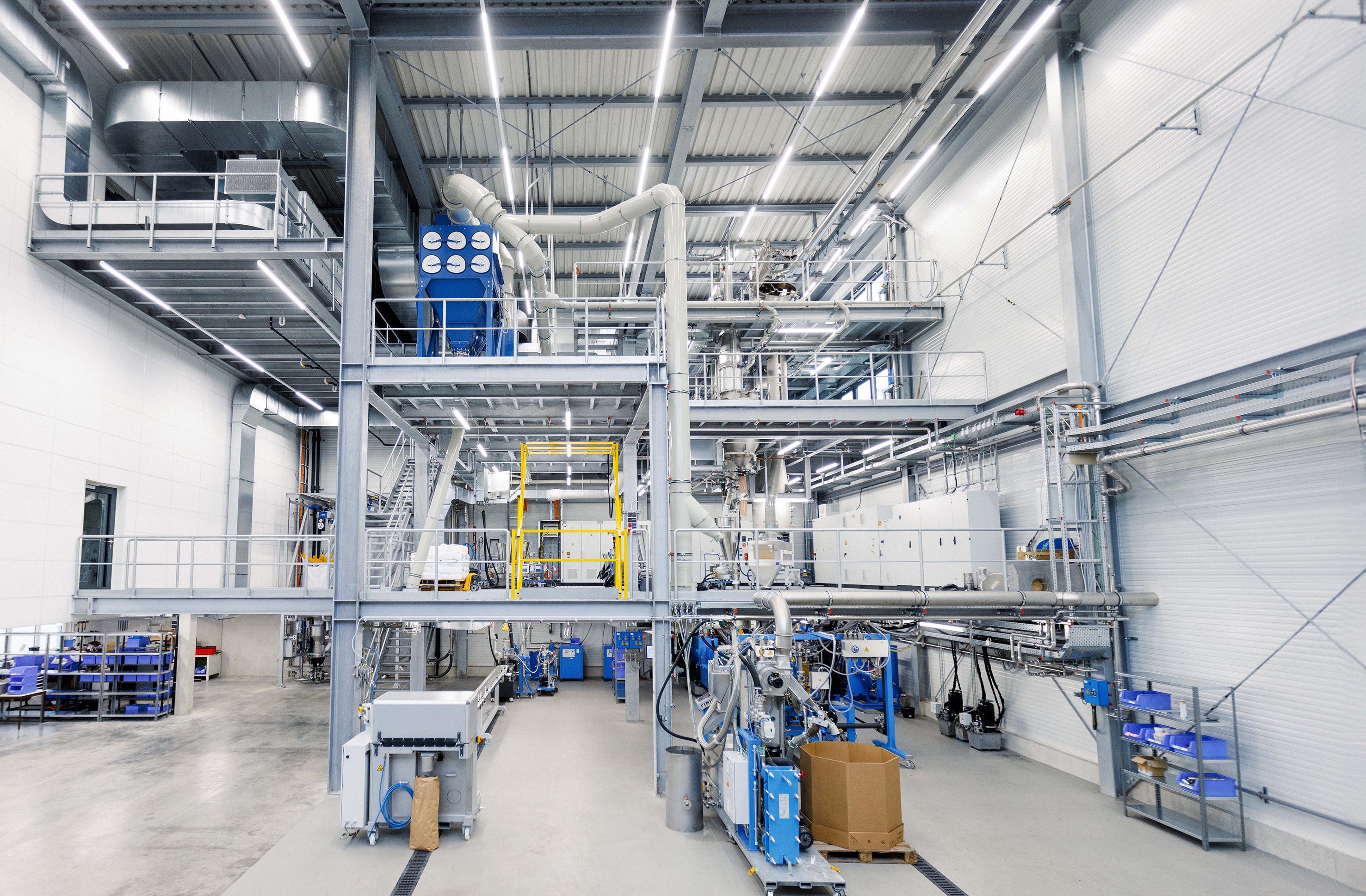 Coperion hat sein neues Recycling Innovation Center mit neuester Technologie für alle <br />
wesentlichen Prozessschritte der Rezyklierung ausgestattet – von der Materialförderung und <br />
Dosierung über die Extrusion, Compoundierung, Granulierung und Materialnachbereitung bis <br />
hin zur Desodorierung.